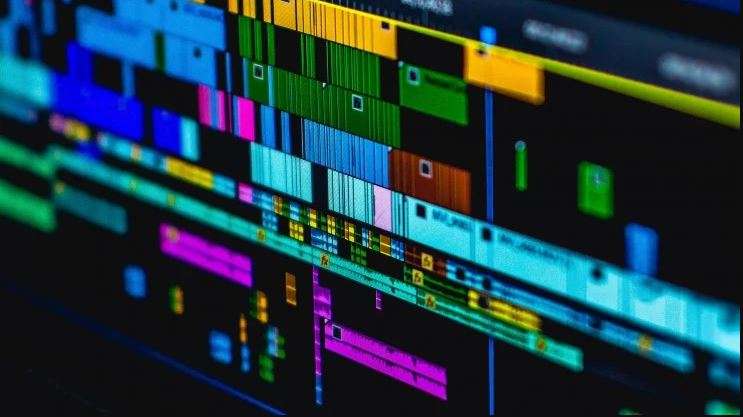 Línea de tiempo de un software de edición de video mostrando el proceso de postproducción